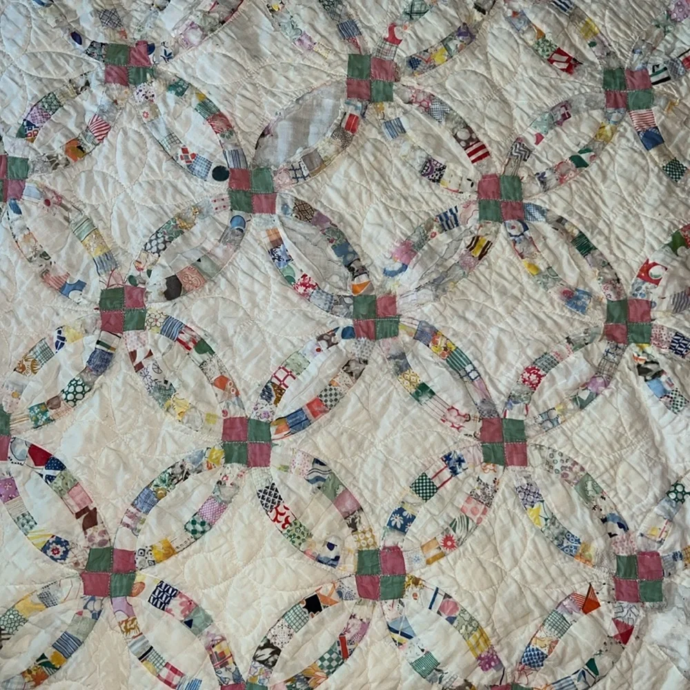 Gorgeous Antique wedding ring quilt 70” x 76”
